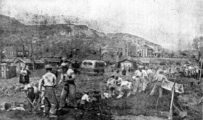▲ 군인들과 시민들의 손으로 복구되는 원산 ⓒ 노동신문(1954년 4월 6일)