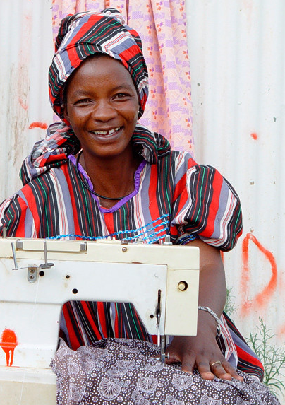 ▲ 공정무역을 통해 경제적 어려움을 겪고 있는 아프리카 여성 생산자의 자립을 돕는 (주)더페어스토리. ⓒ(주)더페어스토리