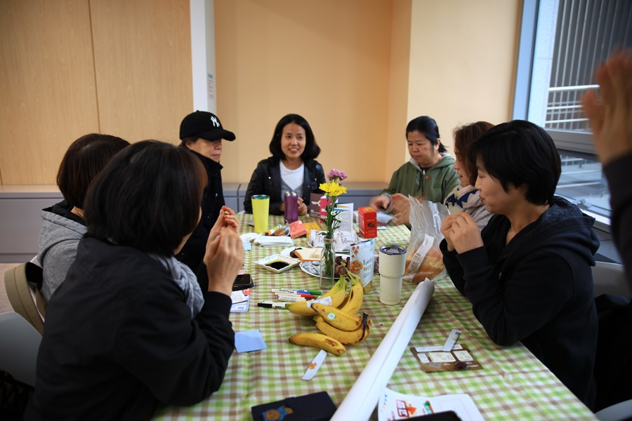  ▲ 공정무역 티파티에 참여하고 있는 고양시민들이 공정무역 음식을 먹으며 공정무역에 대해 서로 이야기 나누고 있다. ⓒ이연심 공정무역코디네이터