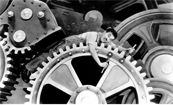 ▲ 찰리 채플린의 영화 ‘모던타임즈’(1936)의 한 장면. 노동자가 마치 공장 기계의 일부처럼 소모되고 있음을 상징적으로 보여준다.