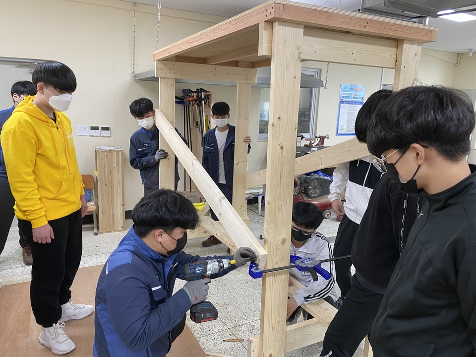 ▲ 한옥건축과 학생들이 학교 실습실에서 목가구를 제작하고 있다. ⓒ구림공고학교협동조합