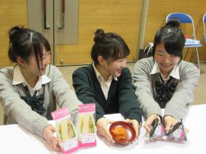 ▲ 'JK과' 프로젝트에 참여한 학생들이 지역특산물을 활용해 (주)로손과 공동 개발한 주먹밥과 샌드위치. ⓒ일본 사바에시