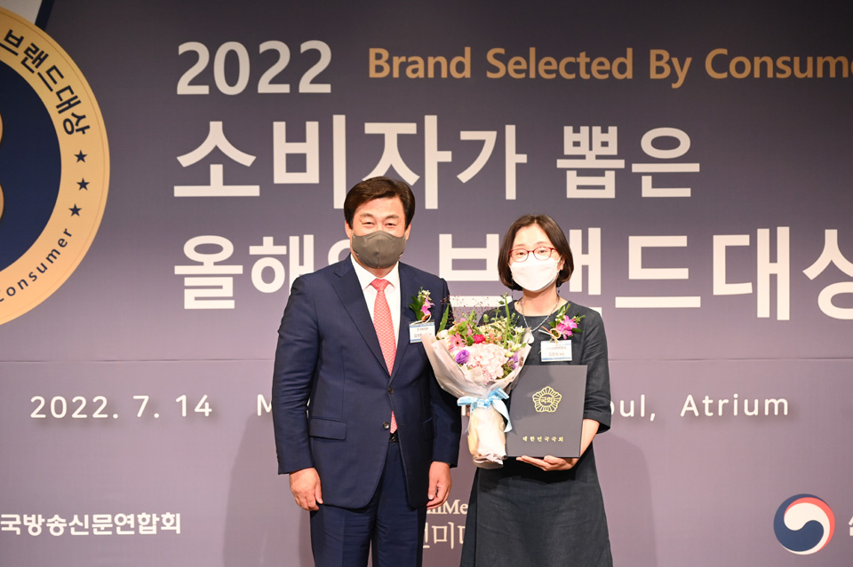 ▲ 아이쿱생협이 (사)한국방송신문연합회에서 주최한 '2022 소비자가 뽑은 올해의 브랜드 대상'을 수상했다.