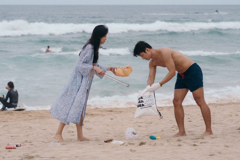 ▲ 씨낵(SEANACK) 캠페인 참여자들이 대여한 비치클린 도구로 해변에서 쓰레기를 줍고 있다. ⓒ환경재단