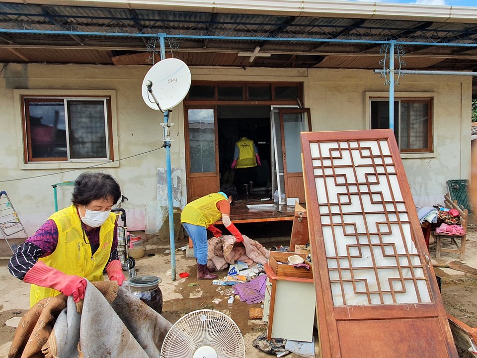 ▲ 태풍으로 침수 피해를 입은 가구를 자원봉사자들이 정리하고 있는 모습. ⓒ한국중앙자원봉사센터