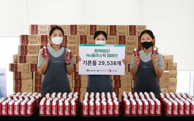 ▲ CJ프레시웨이 임직원이 'No 플라스틱 캠페인'을 소개하고 있다.