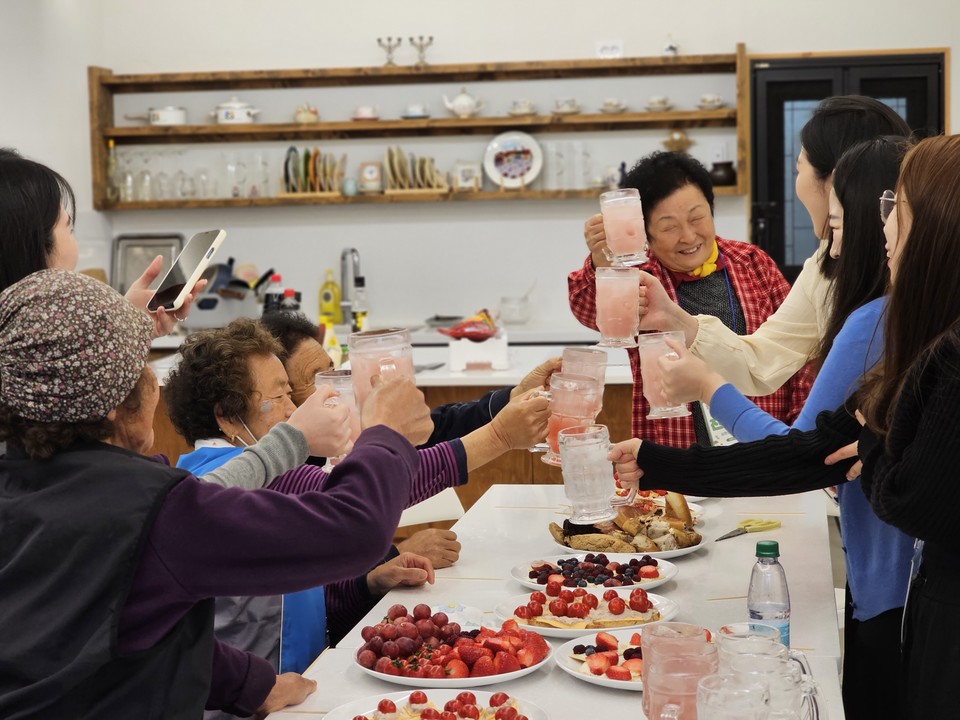 ▲ 삼휴마을 거주민과 함양 2주 살이 프로그램 4월 2기 참여자들이 파티를 즐기고 있다. ⓒ숲속언니들